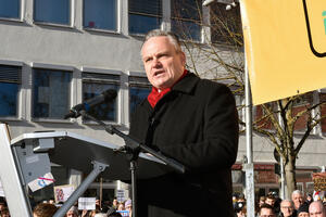 Bild vergrößern: Schon bei der Kundgebung im Januar hat sich OB Christian Scharpf für Demokratie und die Grundrechte stark gemacht.