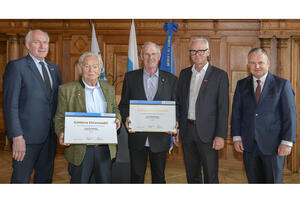 Bild vergrößern: Oberbürgermeister Dr. Christian Scharpf (rechts) übergab die Goldene Ehrennadel an Max Hechinger und Karl Spindler