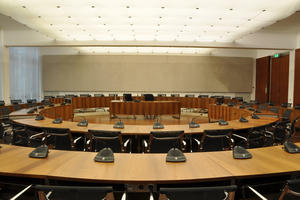 Bild vergrößern: Sitzungssaal im Neuen Rathaus