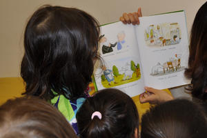 Bild vergrößern: Muttersprachliches Vorlesen in der Kinderbücherei