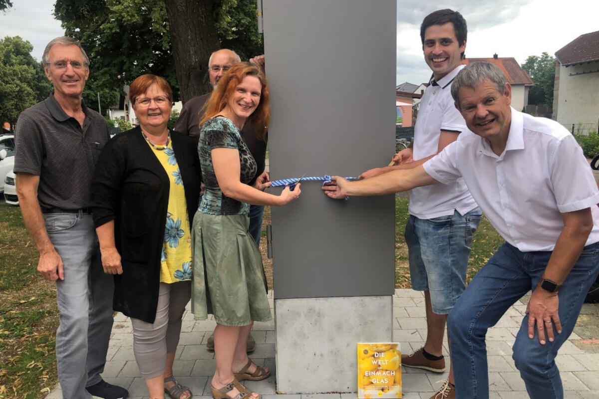 Bücherschrank in Zuchering übergeben