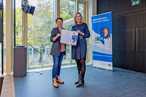 Bild vergrößern: Kultusministerin Anna Stolz (r.) mit Evelyn Heichler von der Stadtbücherei. Foto: Johannes Kiefer