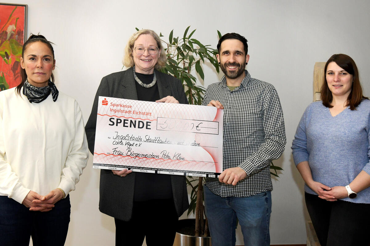 Bürgermeisterin Petra Kleine (2.v.l.) informiert sich bei den Vorsitzenden des Vereins "Ingolstadts Stadttauben und andere coole Vögel " Maximilian Resch und Michaela Reil (r.) sowie Schatzmeisterin Alin Garipler-Schmitt (l.).