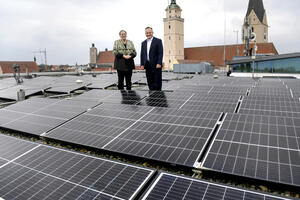 Bild vergrößern: Oberbürgermeister Dr. Christian Scharpf und Bürgermeisterin Petra Kleine auf dem mit PV-Anlagen bestückten Rathausdach.