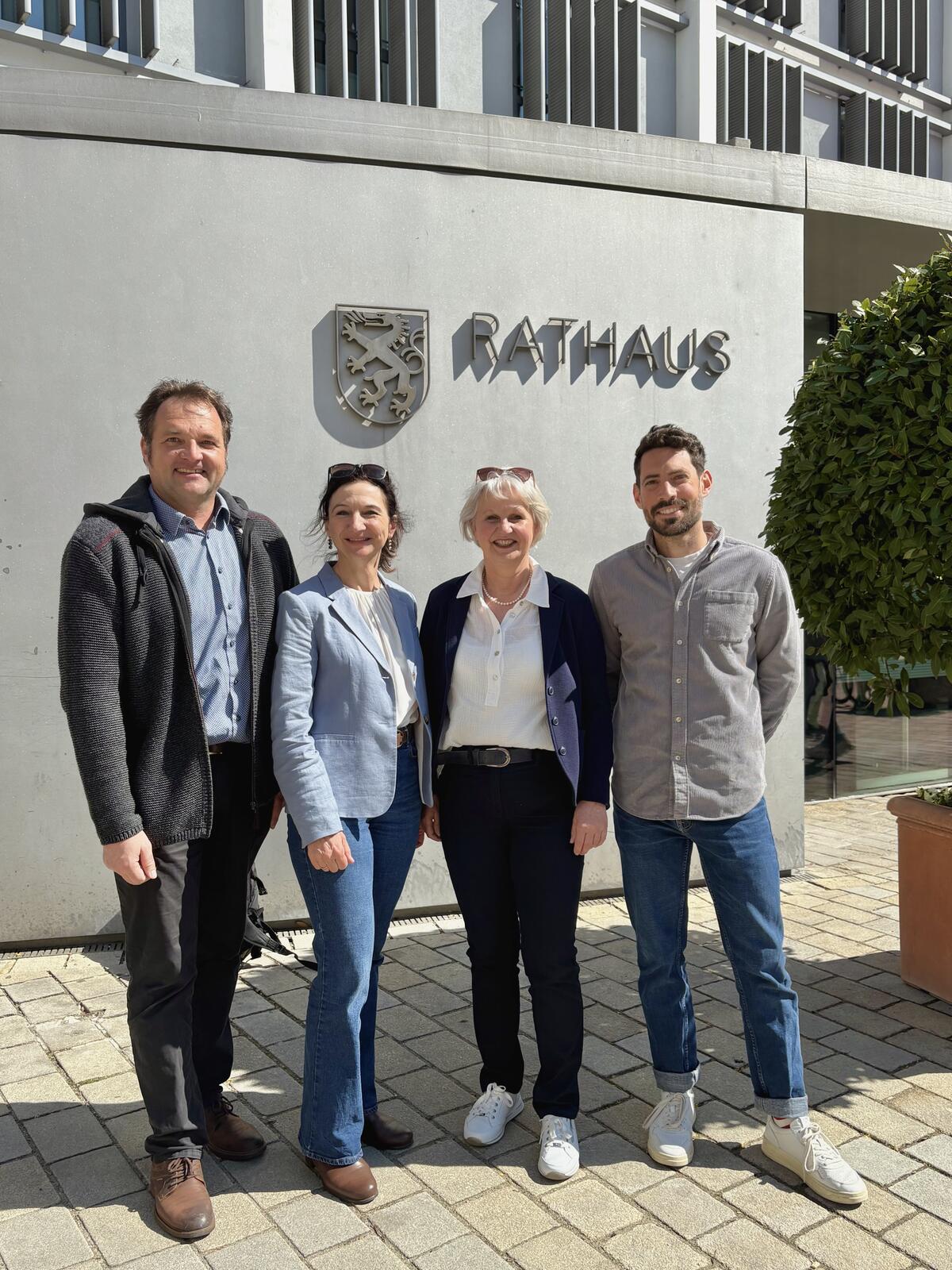 Kooperationsvereinbarung zwischen der Stadt Ingolstadt und der Berufsfachschule für Kinderpflege GGSD Ingolstadt(von links: Stefan Dirsch (AfK), Adelinde Schmid (AfK), Monika Mußemann-Lell (GGSD), Philipp Lenhardt (GGSD).