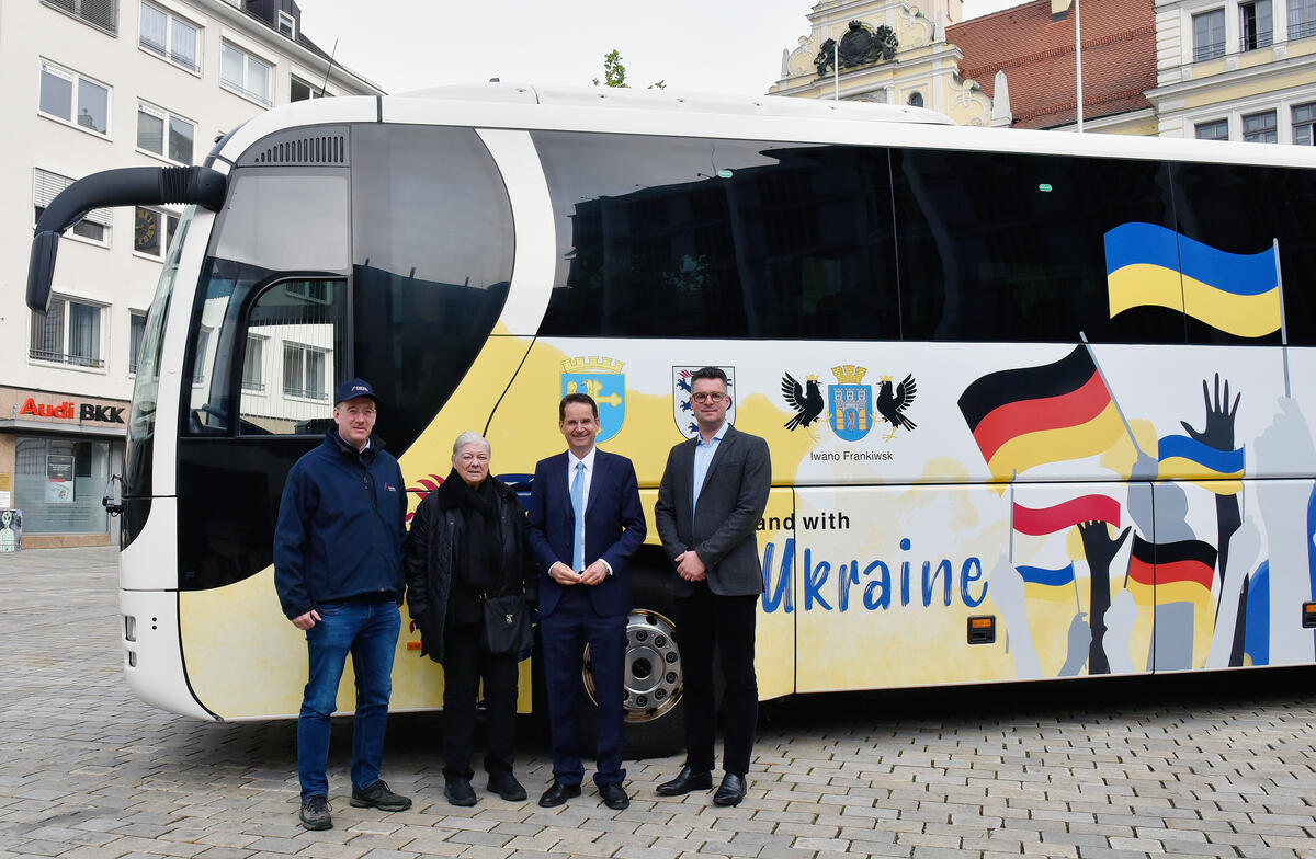 Von links: Dr. Robert Frank, Geschäftsführer der Stadtbus Ingolstadt (SBI), Stadträtin Petra Volkwein, SBI-Aufsichtsrätin, Bürgermeister Dr. Michael Kern und Kulturreferent Marc Grandmontagne vor der Abfahrt des gespendeten Busses. 