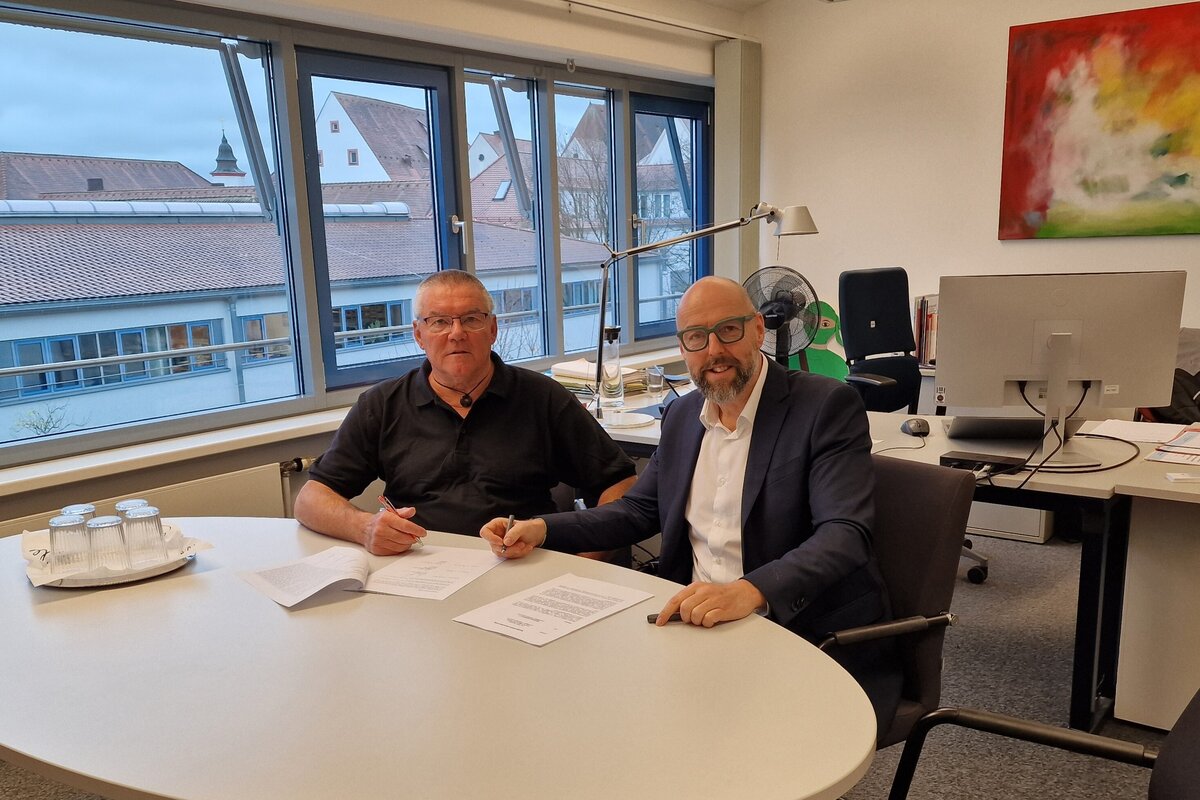 Unterzeichnung der Vereinbarung durch den Vorstandsvorsitzenden von Ingolstadt e.V. Fred Over (l.) sowie den Leiter des Amts fr Jugend und Familie Oliver Betz.