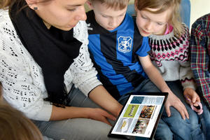Bild vergrößern: Die Stadtbücherei bietet eine große Auswahl an digitalen Kinder- und Jugendmedien