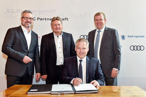 Bild vergrößern: Martin Knauer (Deutsche Telekom), Peter Steiner (Audi AG) und Oberbürgermeister Christian Lösel unterzeichneten im Beisein von Reinhard Brandl (MdB) die Absichtserklärung