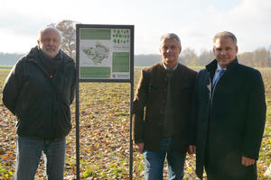 Bild vergrößern: (v.l.) Gartenamtsleiter Ulrich Linder, Forstamtsleiter Hubert Krenzler und Oberbürgermeister Christian Lösel