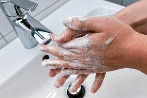 Bild vergrößern: Gründliches Händewaschen schützt vor Infektionen