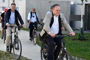 Bild vergrößern: Oberbürgermeister Christian Scharpf (vorne) erkundete mit den Mitgliedern des Stadtrates das nordöstliche Stadtgebiet mit dem Fahrrad