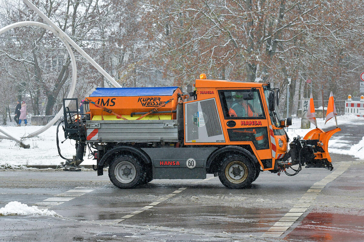 Winterdienst_ Räumfahrzeug für Radwege