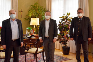 Bild vergrößern: Oberbürgermeister Christian Scharpf verabschiedete die scheidenden Referenten Alexander Ring (links) und Wolfgang Scheuer (rechts)