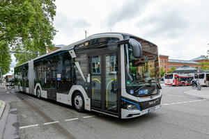 Bild vergrößern: Testfahrt mit einem vollelektrischen Bus
