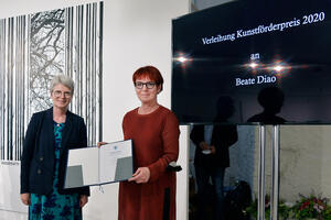 Bild vergrößern: Den Kunstförderpreis erhielt Beate Diao von Bürgermeisterin Dorothea Deneke-Stoll
