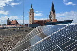 Bild vergrößern: Sonnenstrom wird auch auf dem Rathausdach erzeugt