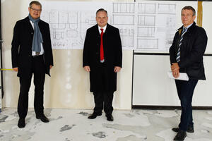 Bild vergrößern: Baureferent Gero Hoffmann, OB Cristian Scharpf und Hochbauamtschef Wolfgang Pröbstle beim Rundgang im Schulzentrum Südwest
