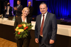 Bild vergrößern: Oberbürgermeister Christian Scharpf gratuliert Ulrike Wittmann-Brand zur Wahl