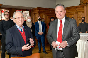 Bild vergrößern: Oberbürgermeister Christian Scharpf (rechts) überreichte Abba Naor den silbernen Panther