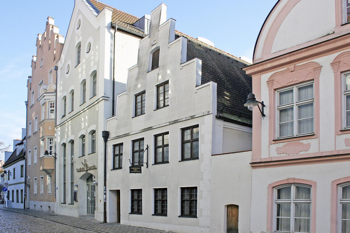 Das Heimatmuseum Niemes und Prachatitz im ehemaligen Pedellhaus der Hohen Schule in der Hohe-Schul-Straße (Bildmitte)