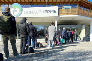 Bild vergrößern: Großer Besucherandrang bei der Eröffnung der Donautherme