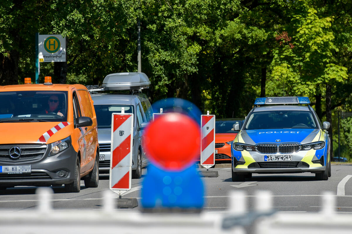 Verkehr _ Straße gesperrt _ Polizei