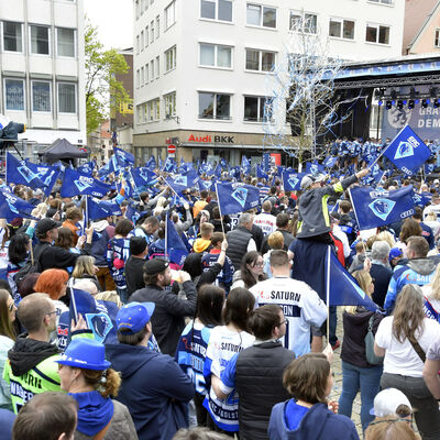 Bild vergrößern: Feier des ERC Ingolstadt - Fans auf dem Rathausplatz
