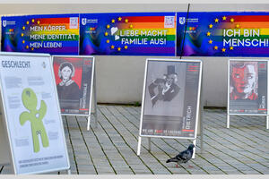 Bild vergrößern: Open Air Ausstellung »Queere Geschichte - We are part of culture« auf dem Rathausplatz