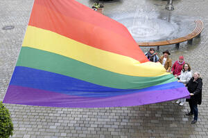 Bild vergrößern: Hissen der Regenbogenfahne auf dem Rathausplatz mit Bürgermeisterin Petra Kleine