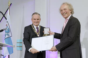 Bild vergrößern: Oberbürgermeister Dr. Christian Scharpf übergibt die Medaille.