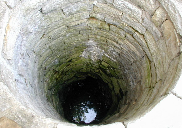 Brunnen im Schloss Nassenfels. Foto: Kurt Scheuerer